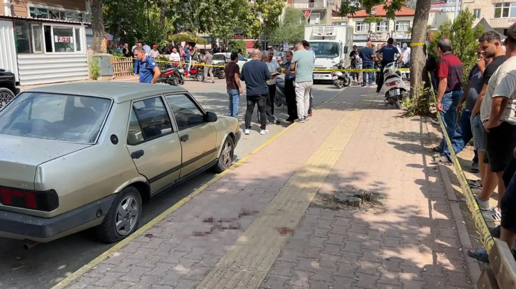 Husumetlisine ateş açtı, kurşunlar yoldan geçen genç kadına da isabet etti