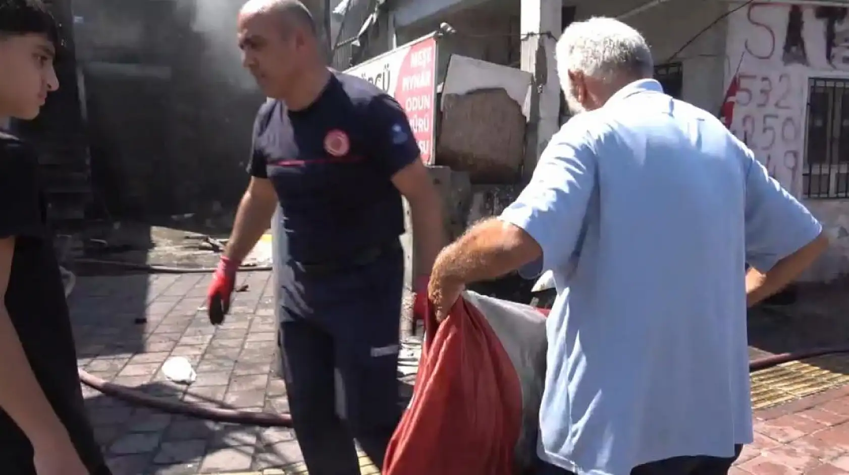 Kıbrıs gazisi, yeğeninin yaktığı evden sadece zarar görmeyen Türk Bayrağını alabildi