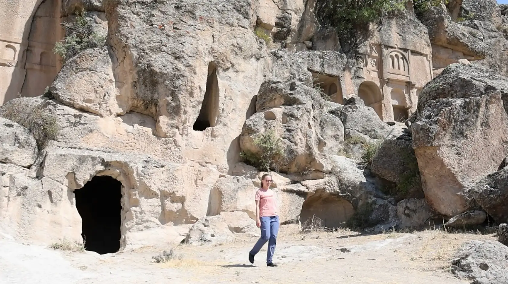 Roma ve Bizans'ın izlerini taşıyan Manastır Vadisi ziyaretçilerin ilgi odağı