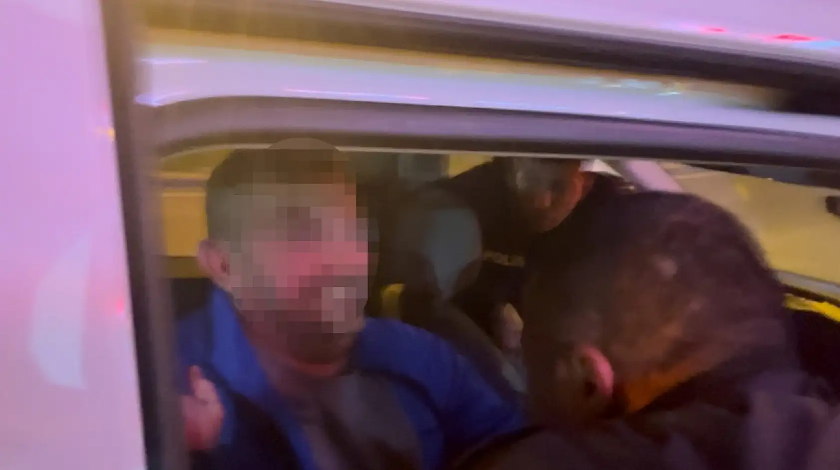 Kaza yapan alkollü sürücünün 'Trakyalıyım ben be ya, hiçbir şeyim yok' diyerek polise sarılmak istemesi gülümsetti