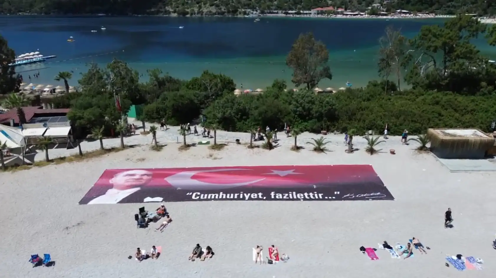 Fethiye Kumburnu'nda dev Türk bayrağı açıldı