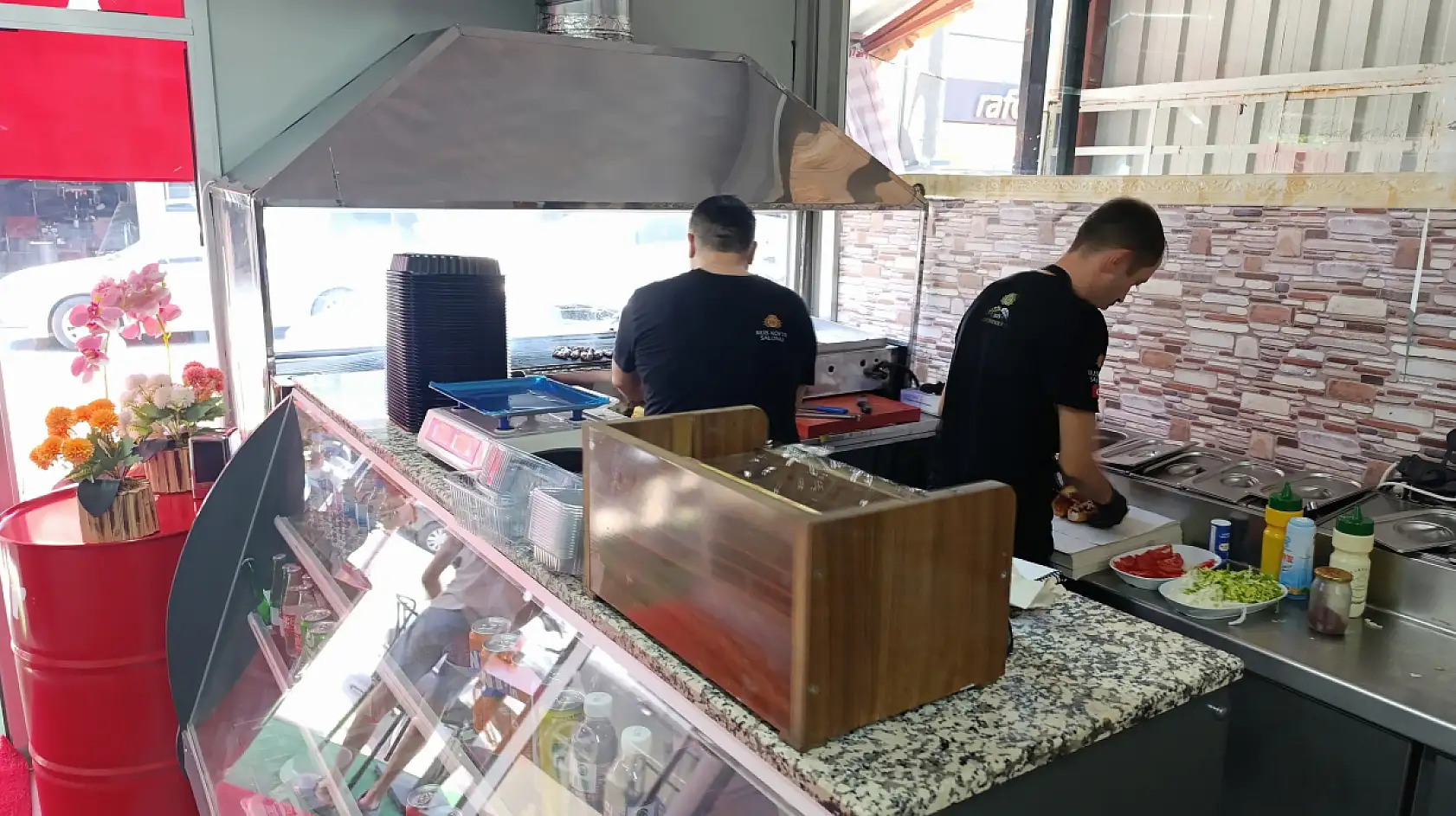 Fethiye'de Akhisar lezzetleriyle Reis Köfte'den lokum gibi kokoreç