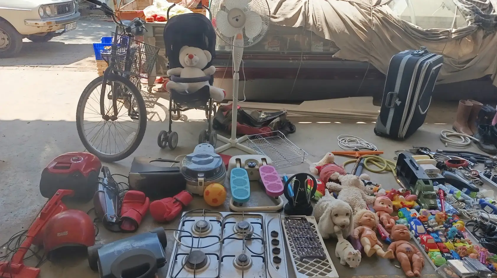 Fethiye'de arabasında yatıyor, ikinci elden 15 bin lira kazanıyor