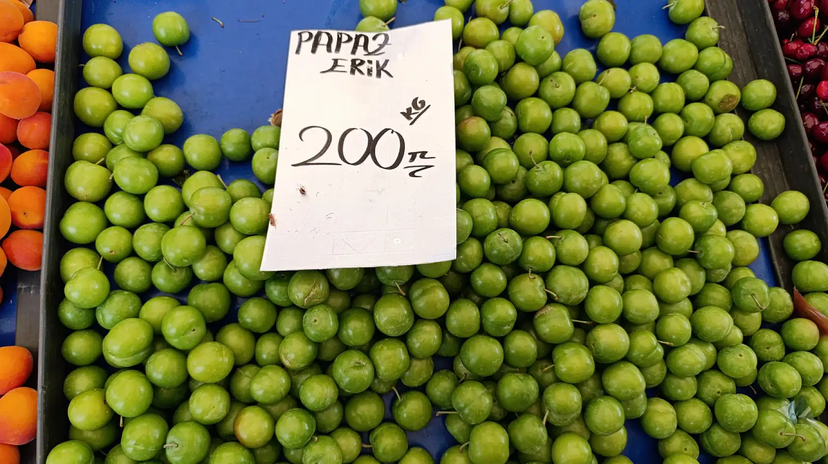 Fethiye Pazarı'nda meyve fiyatları yüksek, esnaf okul tatilini bekliyor