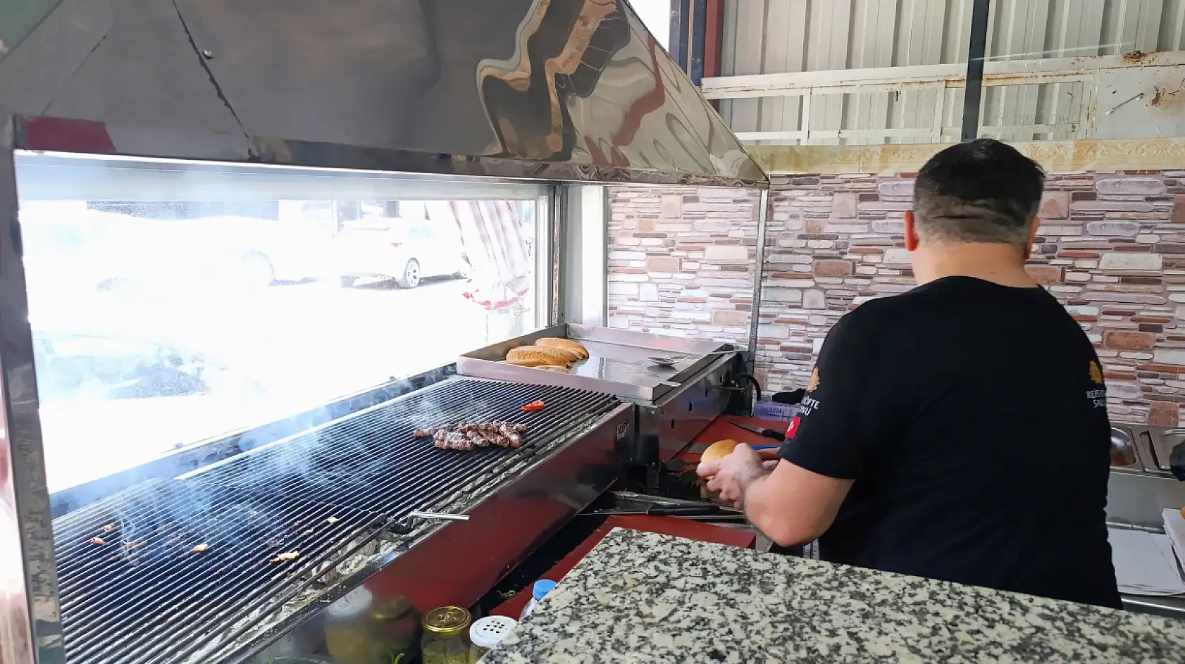 Fethiye'de Akhisar lezzetleriyle Reis Köfte'den lokum gibi kokoreç