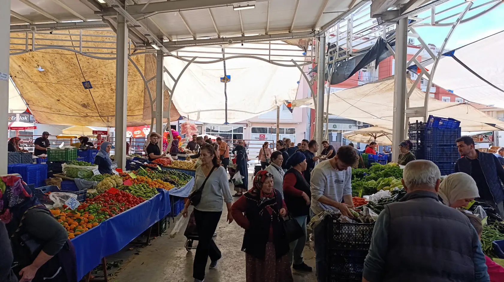 Fethiye'de pazarda şampiyon belli oldu! Taze fasulyenin fiyatı dudak uçuklattı