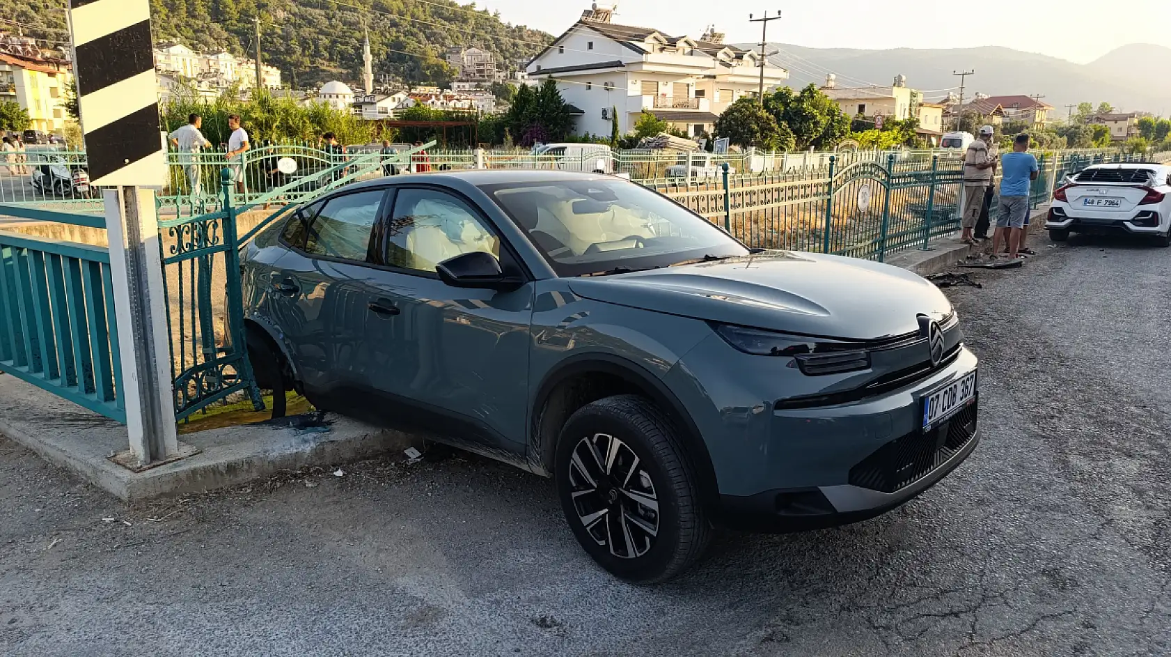 Fethiye'de feci kaza:  4 yaralı, araçlar hurdaya döndü