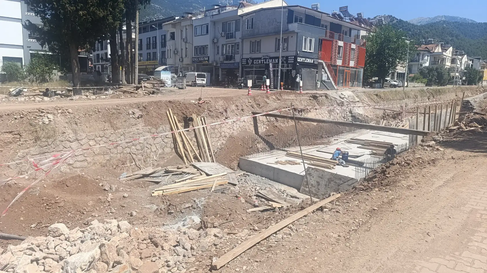 Fethiye'de dere ıslah çalışmaları esnafı etkiliyor