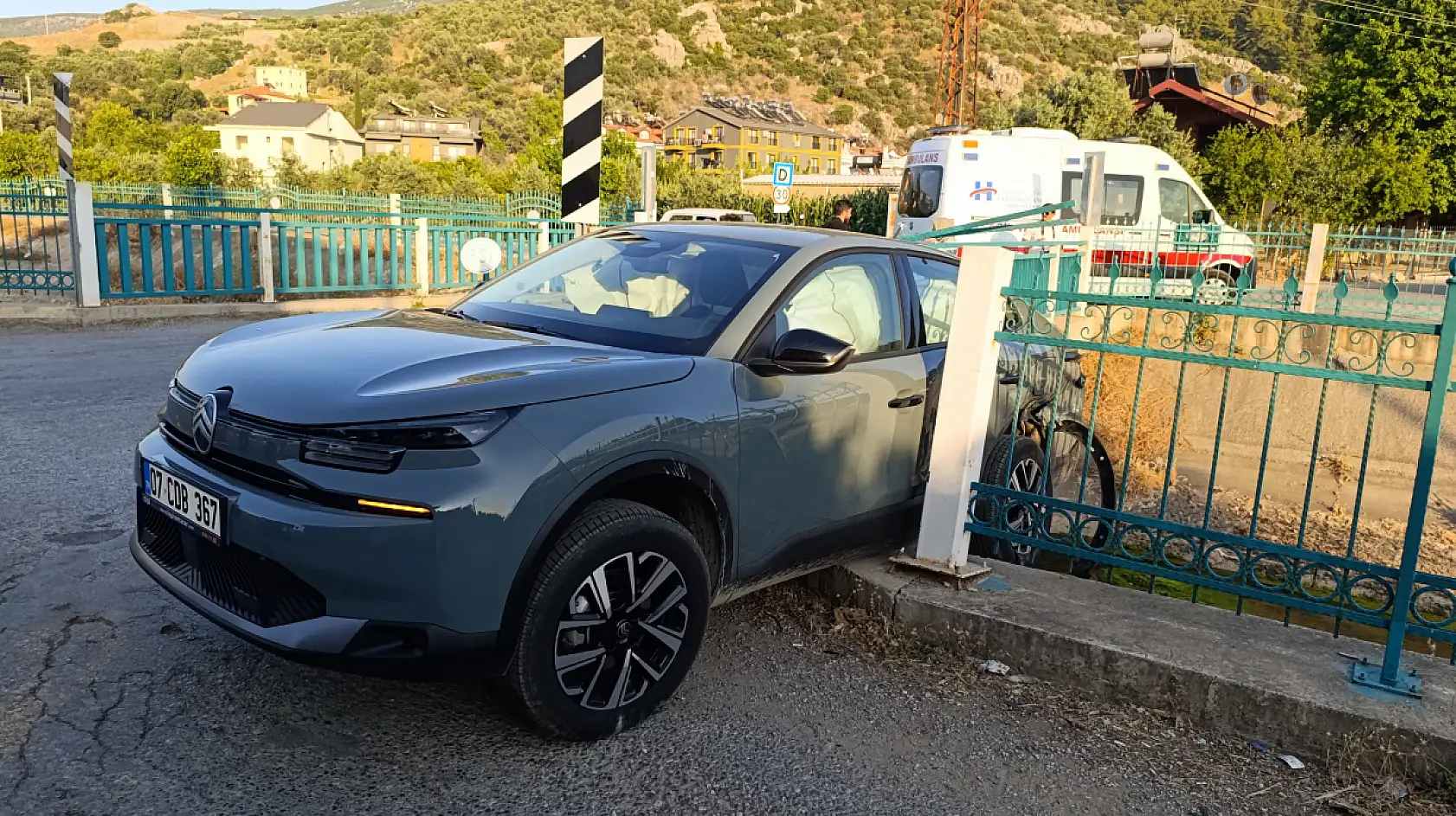 Fethiye'de feci kaza:  4 yaralı, araçlar hurdaya döndü