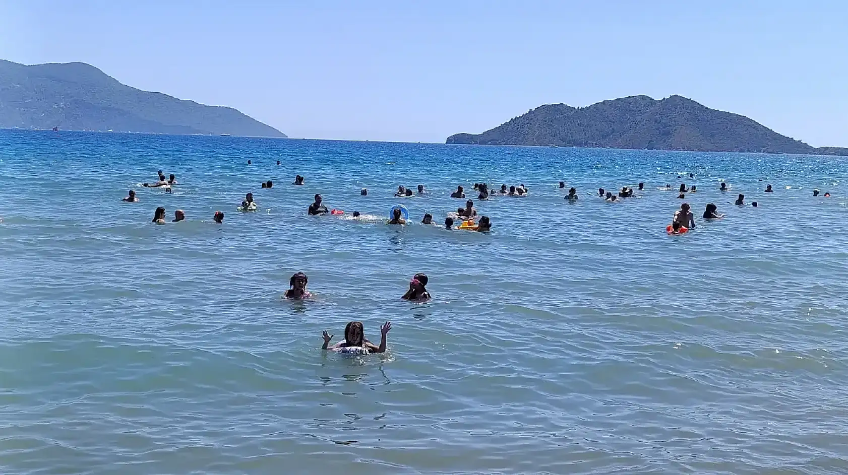 Fethiye Akmaz Halk Plajı Gün Boyu Ziyaretçi Akınına Uğruyor