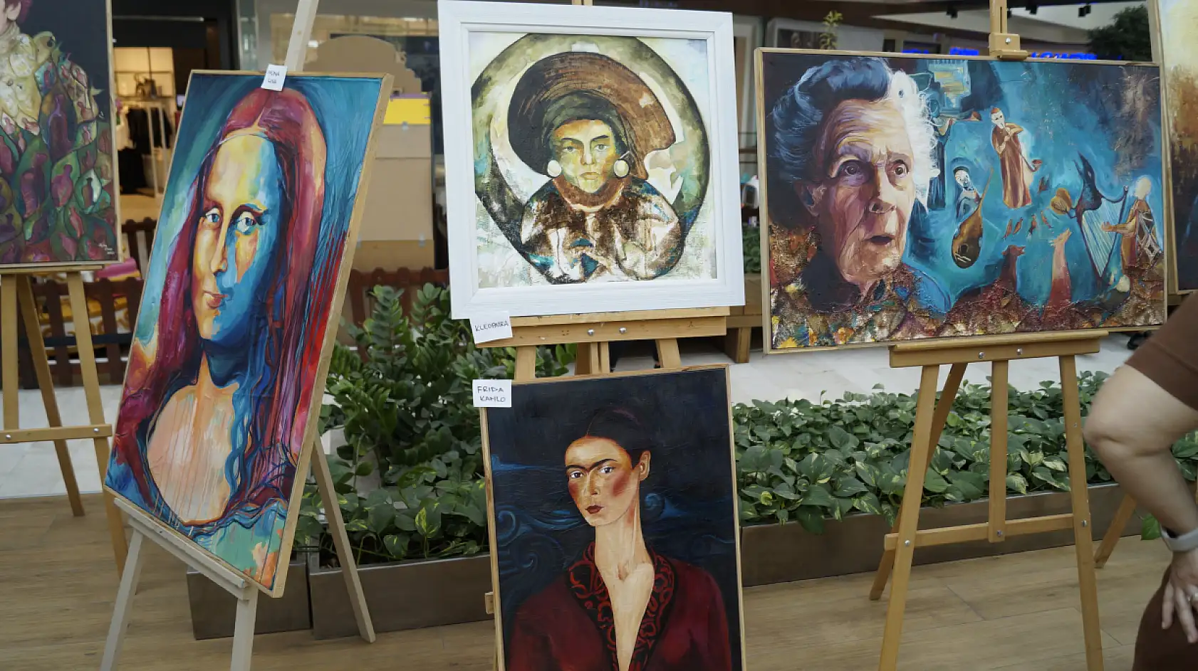 Fethiye Belediye Fen Lisesi Öğrencilerinden 'Kadınların İzinde' Resim Sergisi