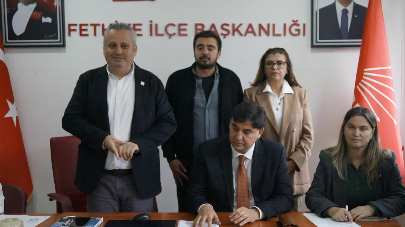 Fethiye'de CHP'ye Yoğun Katılım! Yeni Üyelere Rozet Takıldı