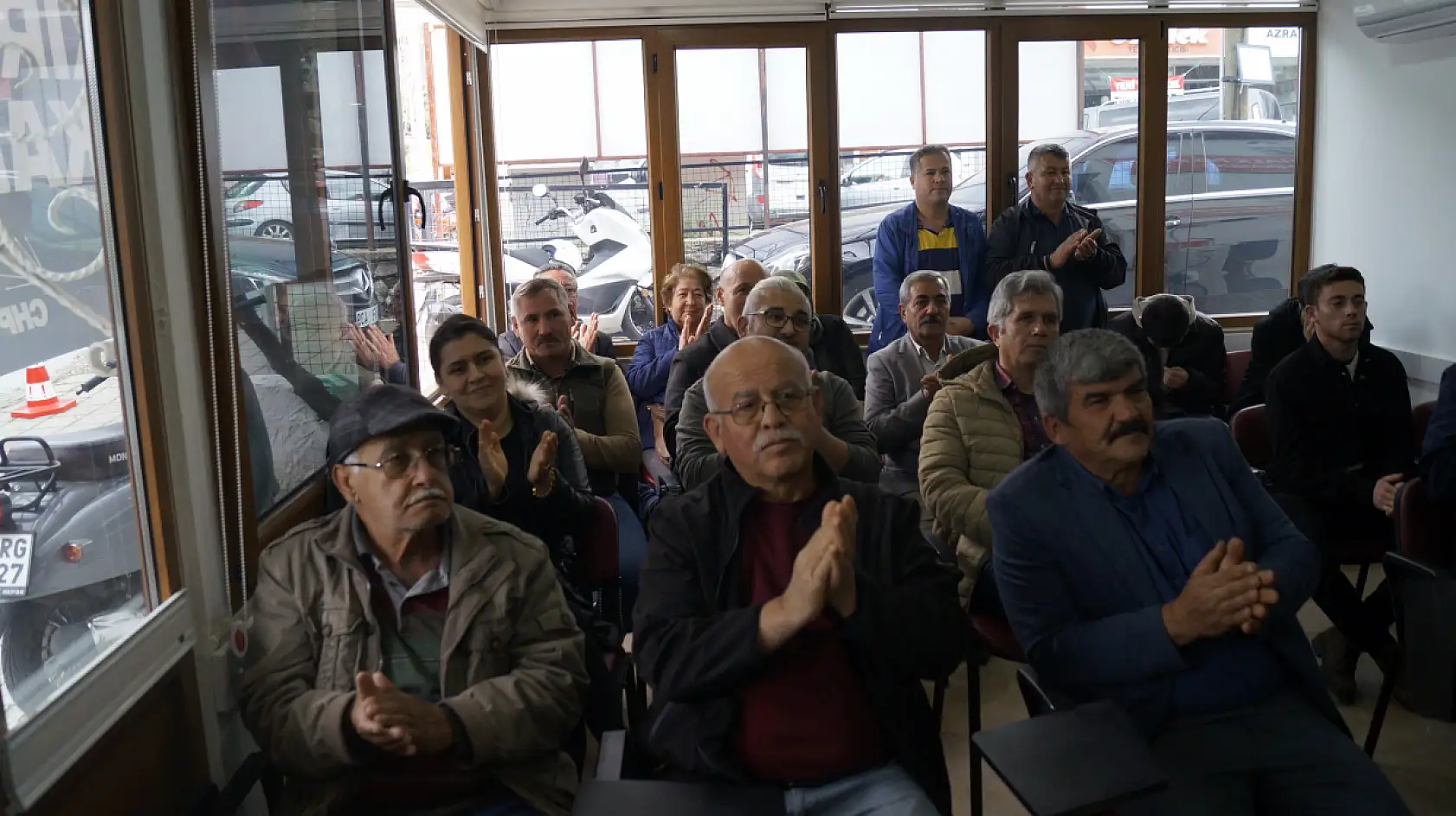 Fethiye'de CHP'ye Yoğun Katılım! Yeni Üyelere Rozet Takıldı