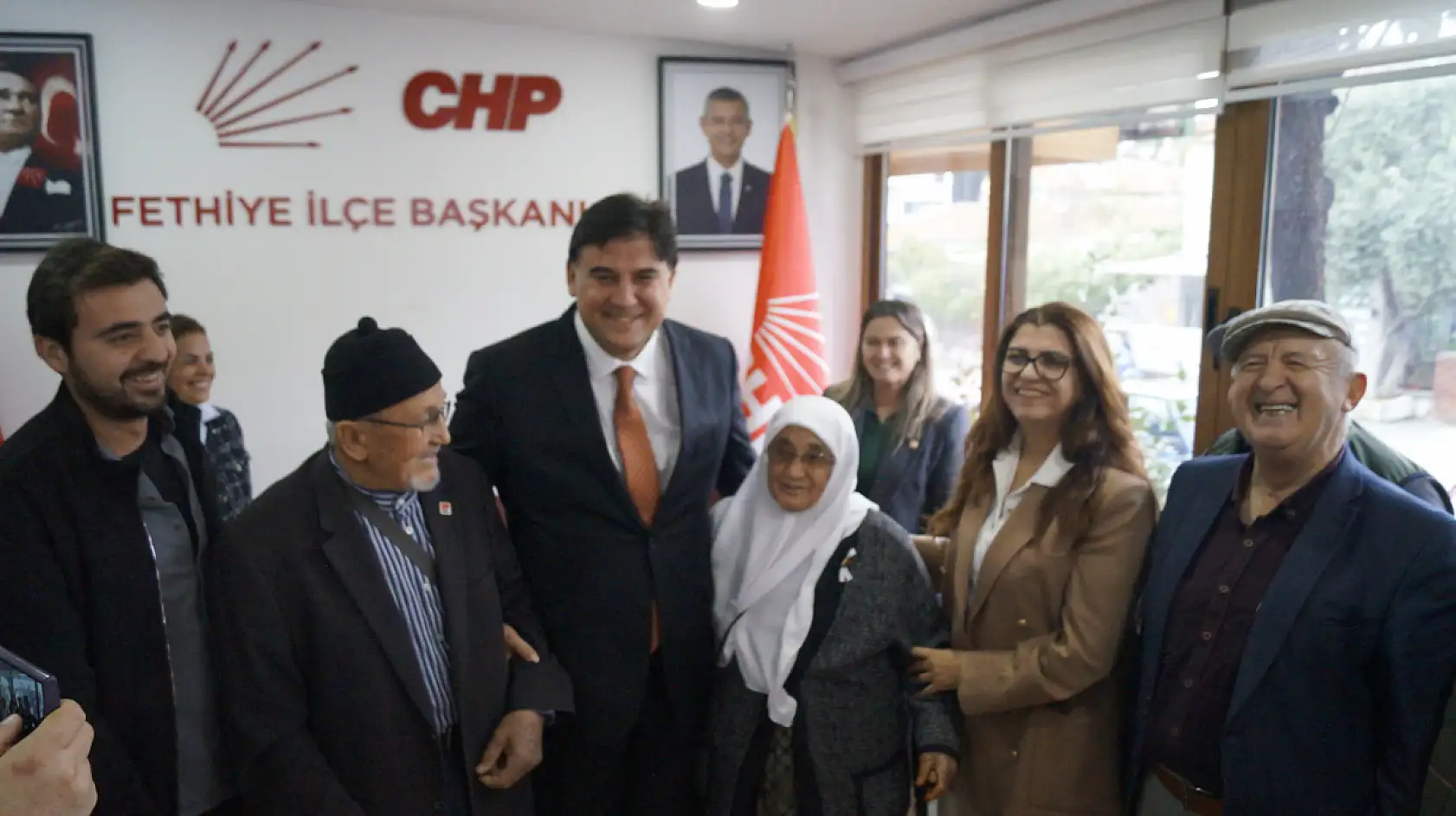 Fethiye'de CHP'ye Yoğun Katılım! Yeni Üyelere Rozet Takıldı