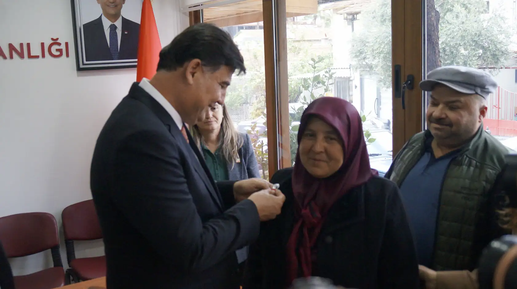 Fethiye'de CHP'ye Yoğun Katılım! Yeni Üyelere Rozet Takıldı