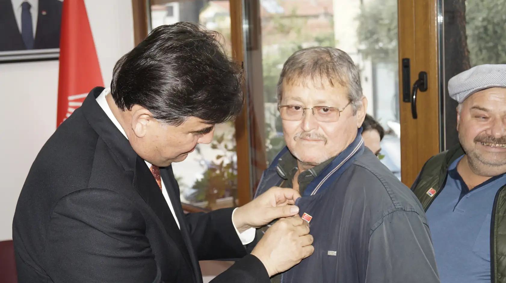 Fethiye'de CHP'ye Yoğun Katılım! Yeni Üyelere Rozet Takıldı