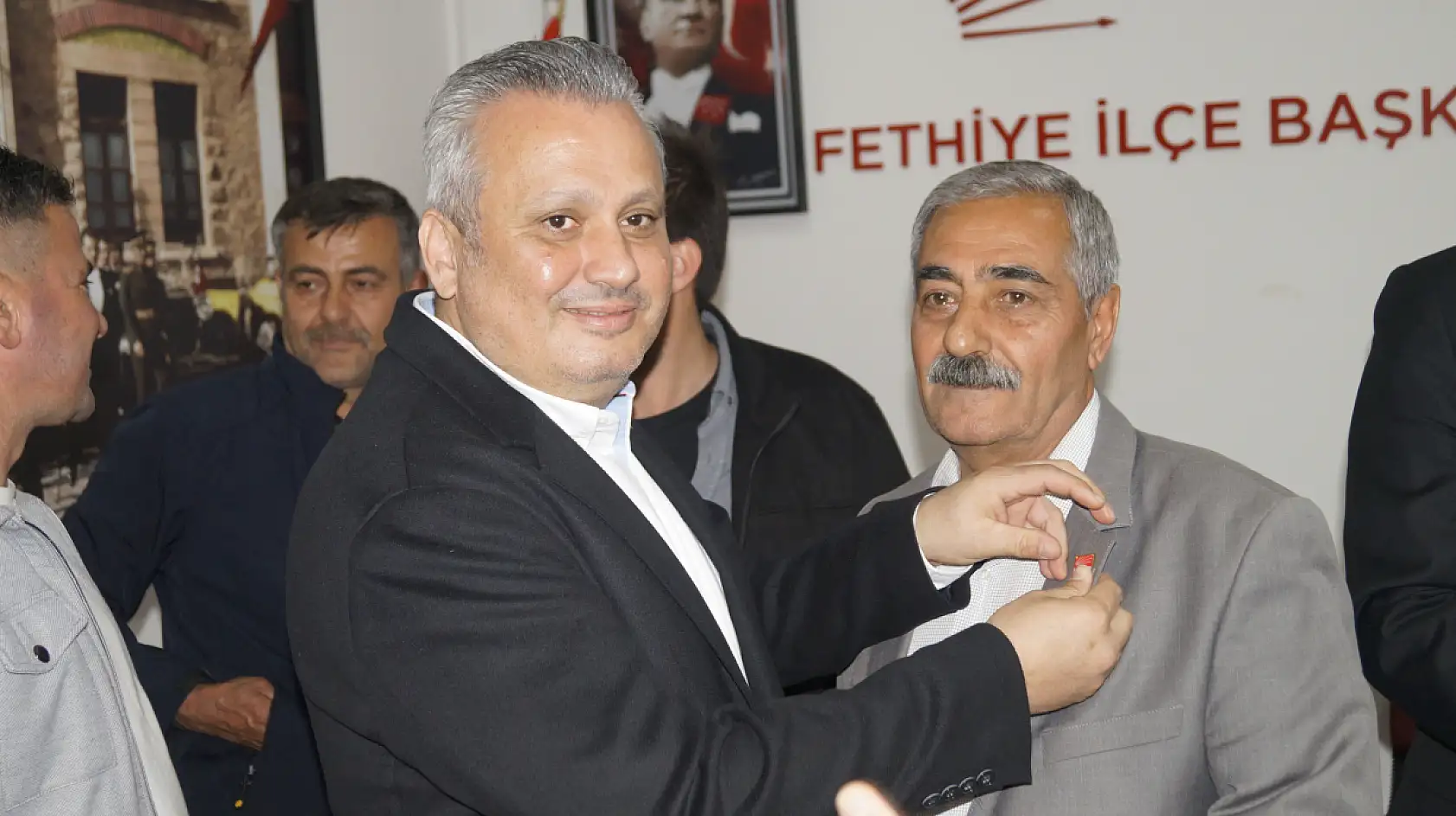 Fethiye'de CHP'ye Yoğun Katılım! Yeni Üyelere Rozet Takıldı
