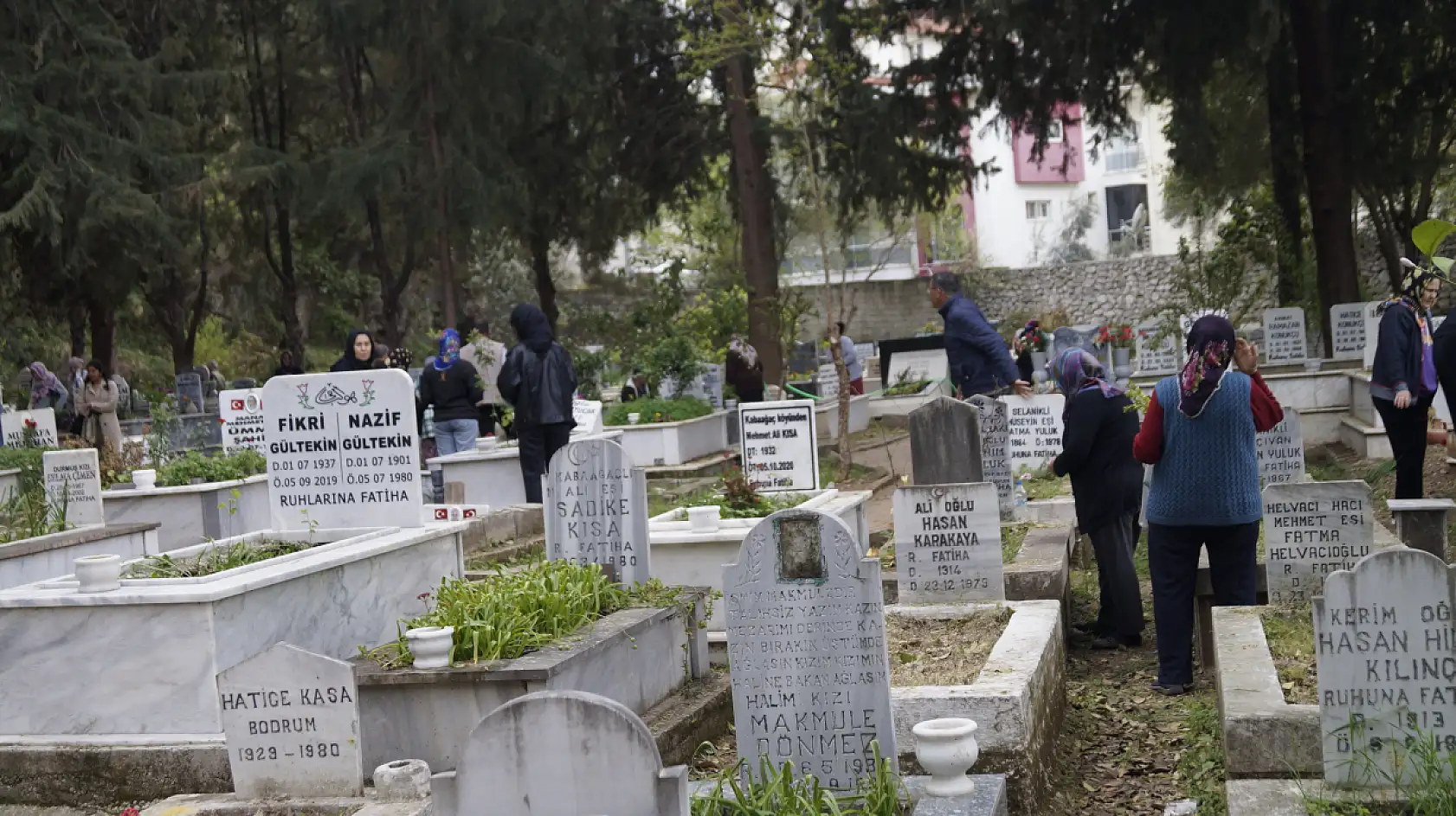Fethiye'de mezarlıklarda bayram öncesi yoğunluğu