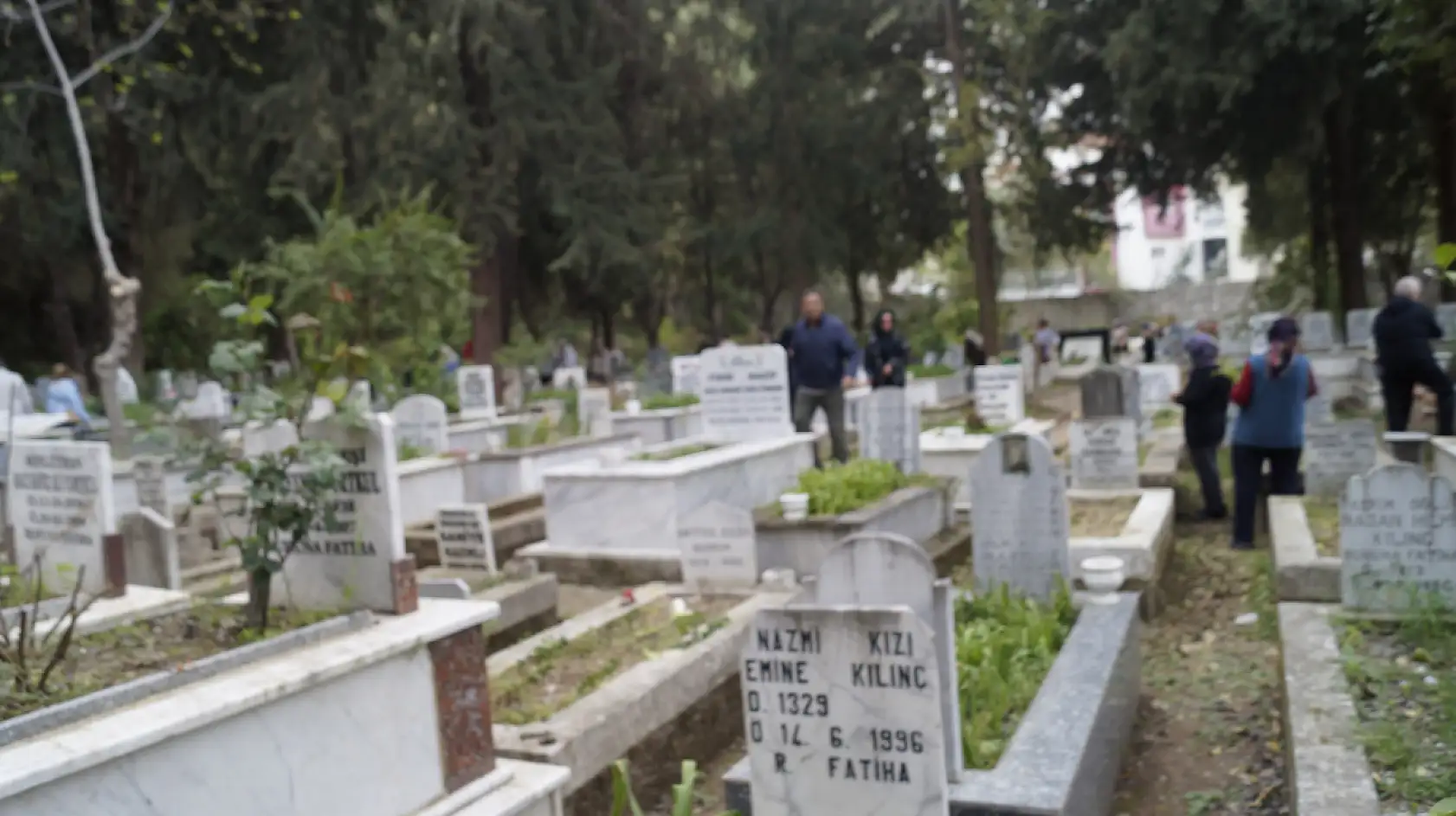 Fethiye'de mezarlıklarda bayram öncesi yoğunluğu