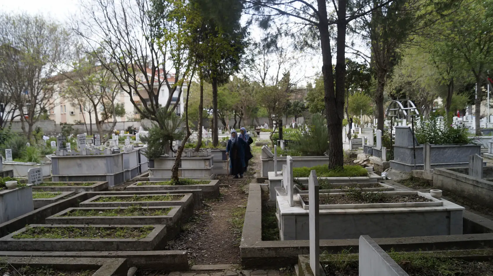 Fethiye'de mezarlıklarda bayram öncesi yoğunluğu
