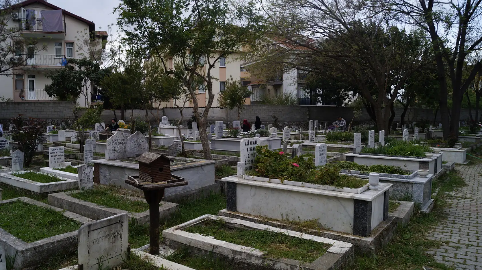 Fethiye'de mezarlıklarda bayram öncesi yoğunluğu