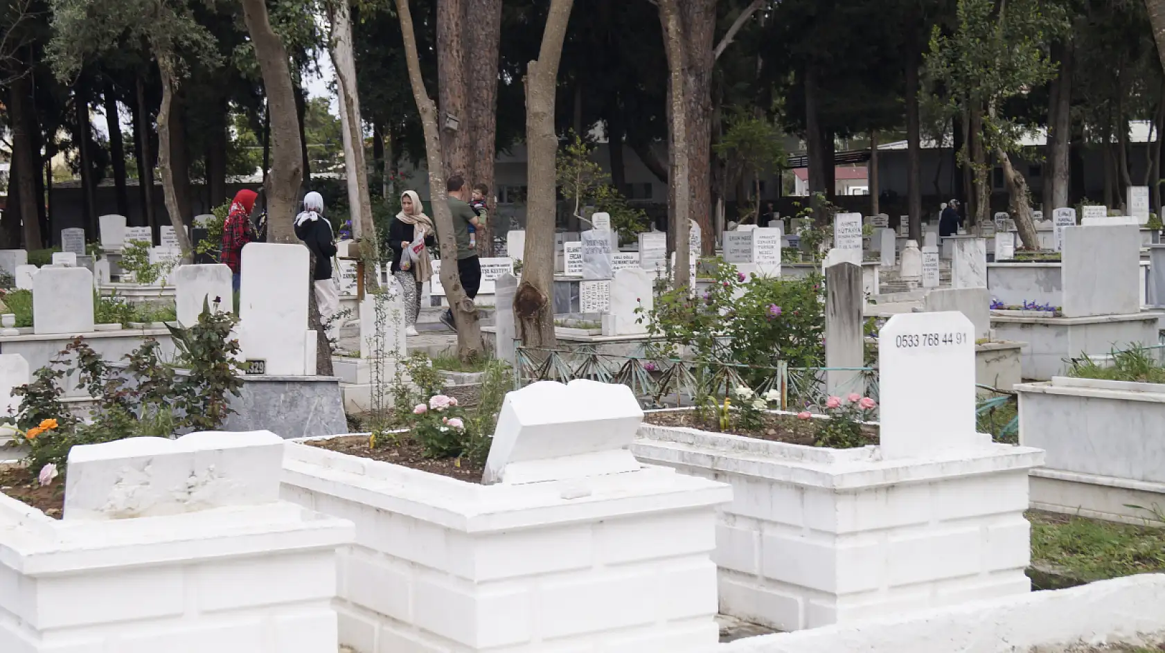Fethiye'de mezarlıklarda bayram öncesi yoğunluğu