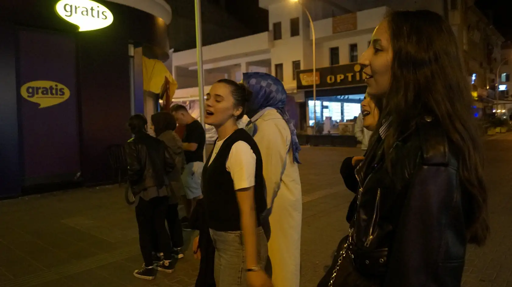 Fethiye'de Cumhuriyet Bayramı'nda Amatör Sanatçının Performansı İlgi Gördü