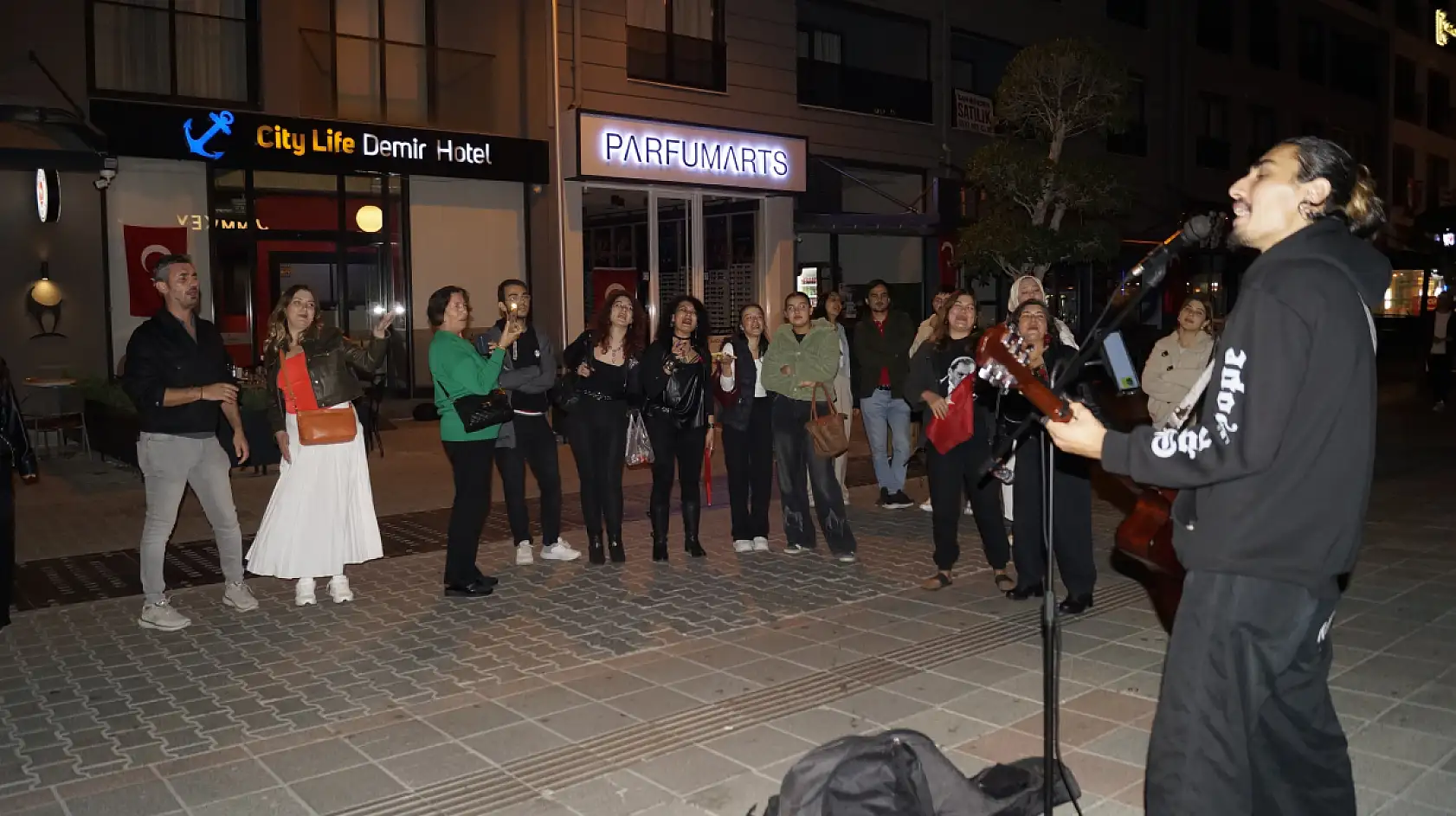 Fethiye'de Cumhuriyet Bayramı'nda Amatör Sanatçının Performansı İlgi Gördü