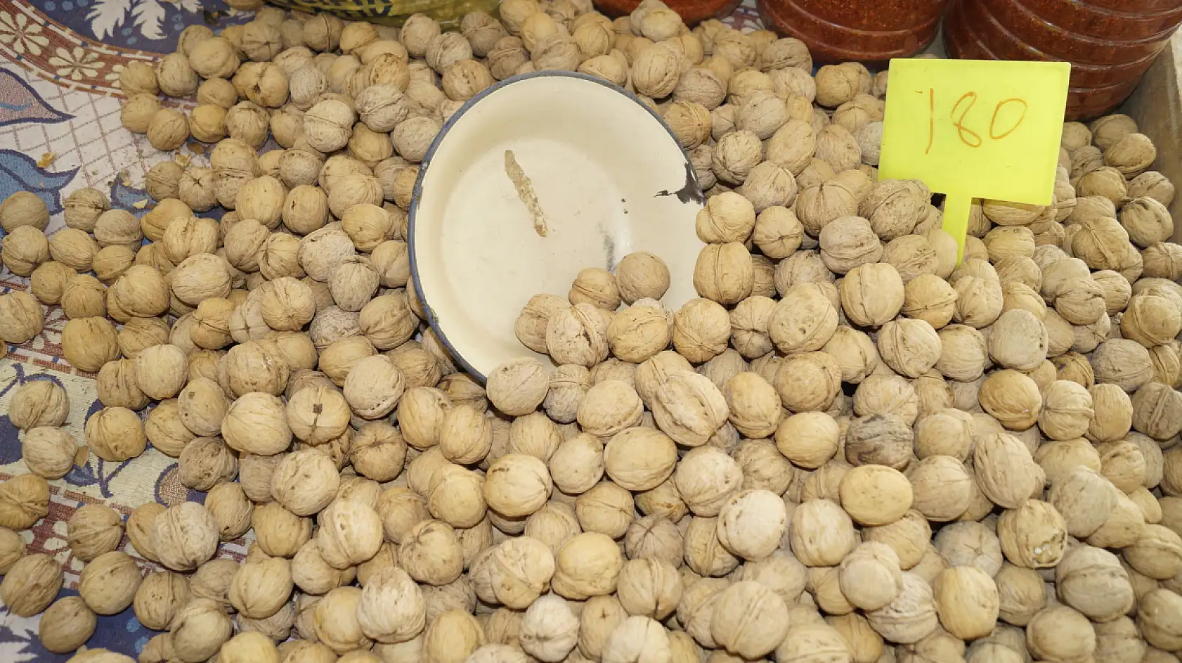 Fethiye Cuma Pazarı'nda Ceviz Satışları Devam Ediyor