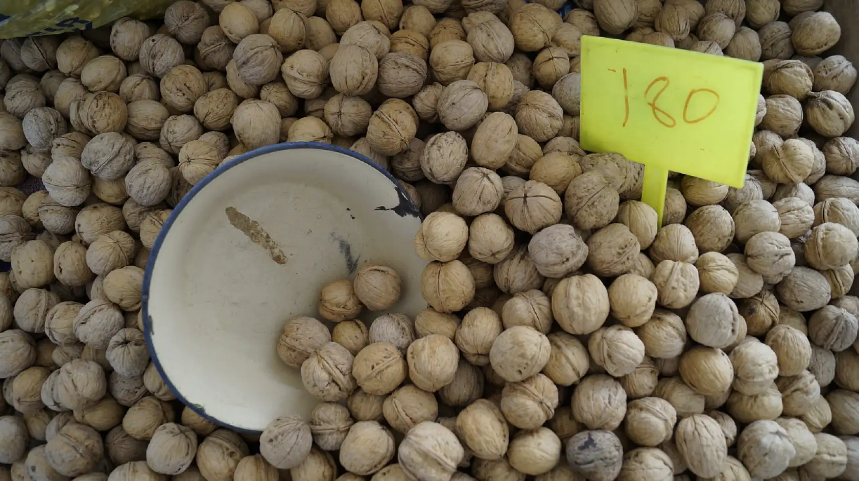 Fethiye Cuma Pazarı'nda Ceviz Satışları Devam Ediyor