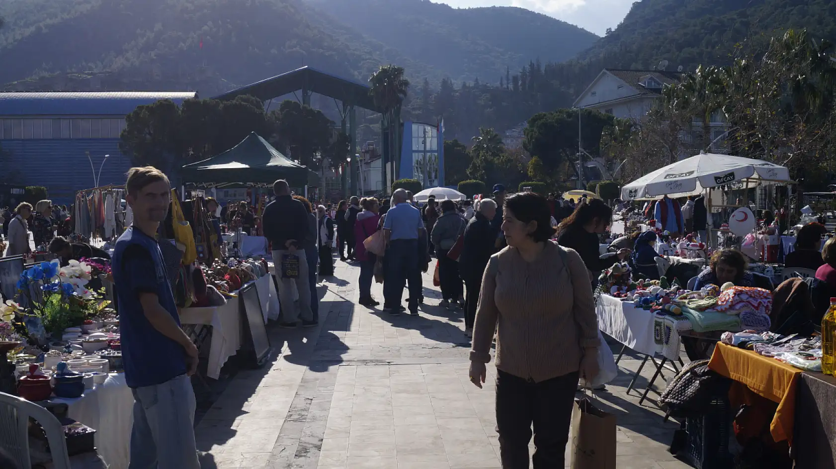 Fethiye'de FETAV, Yeni Yıl Pazarı'nda Yardım Eli Uzatmak İçin Kermes Düzenliyor