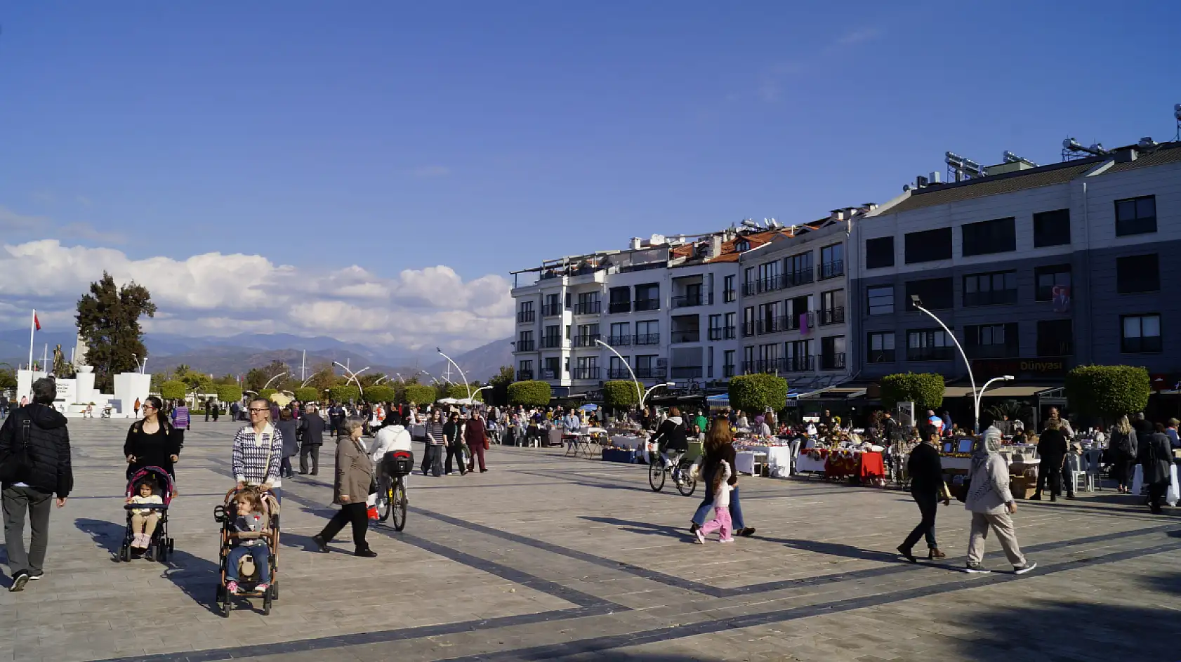 Fethiye'de FETAV, Yeni Yıl Pazarı'nda Yardım Eli Uzatmak İçin Kermes Düzenliyor