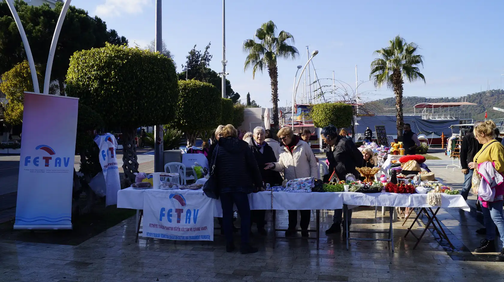 Fethiye'de FETAV, Yeni Yıl Pazarı'nda Yardım Eli Uzatmak İçin Kermes Düzenliyor