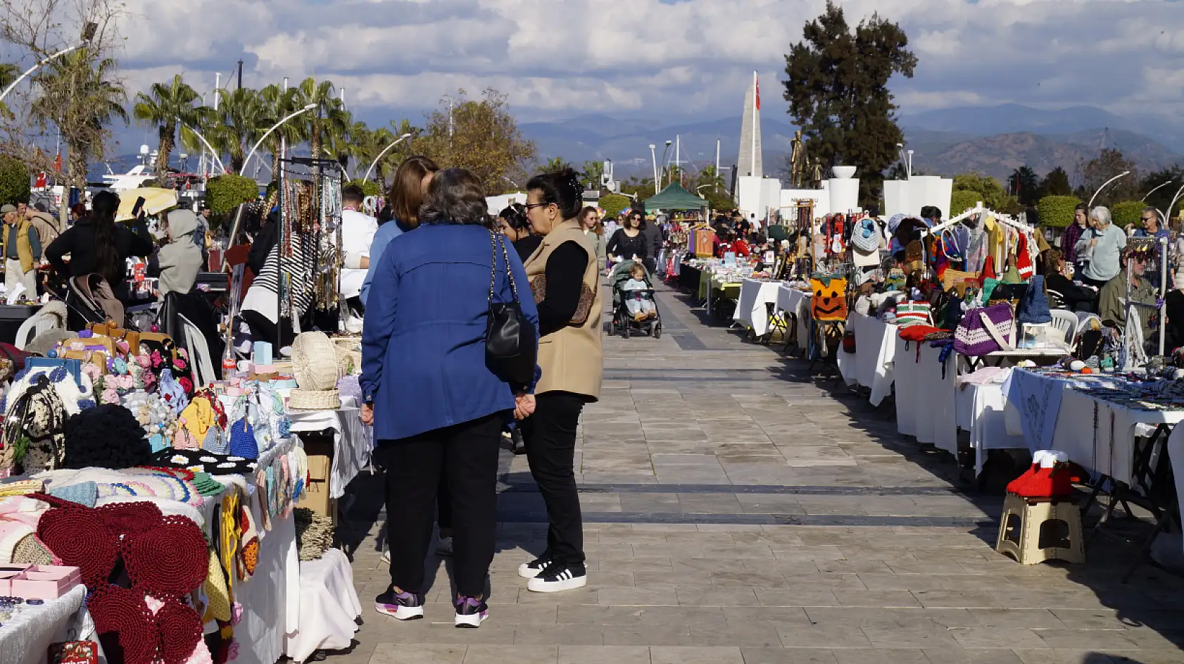 Fethiye Beşkaza Meydanı'nda 'Yeni Yıl Pazarı' Coşkusu