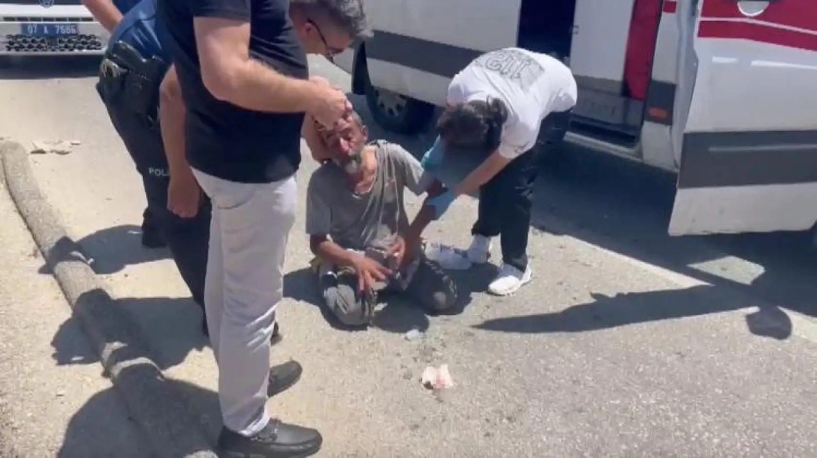 Kontrolü kaybedip beton bloka çarptı, kazayı duyan baba fenalık geçirdi