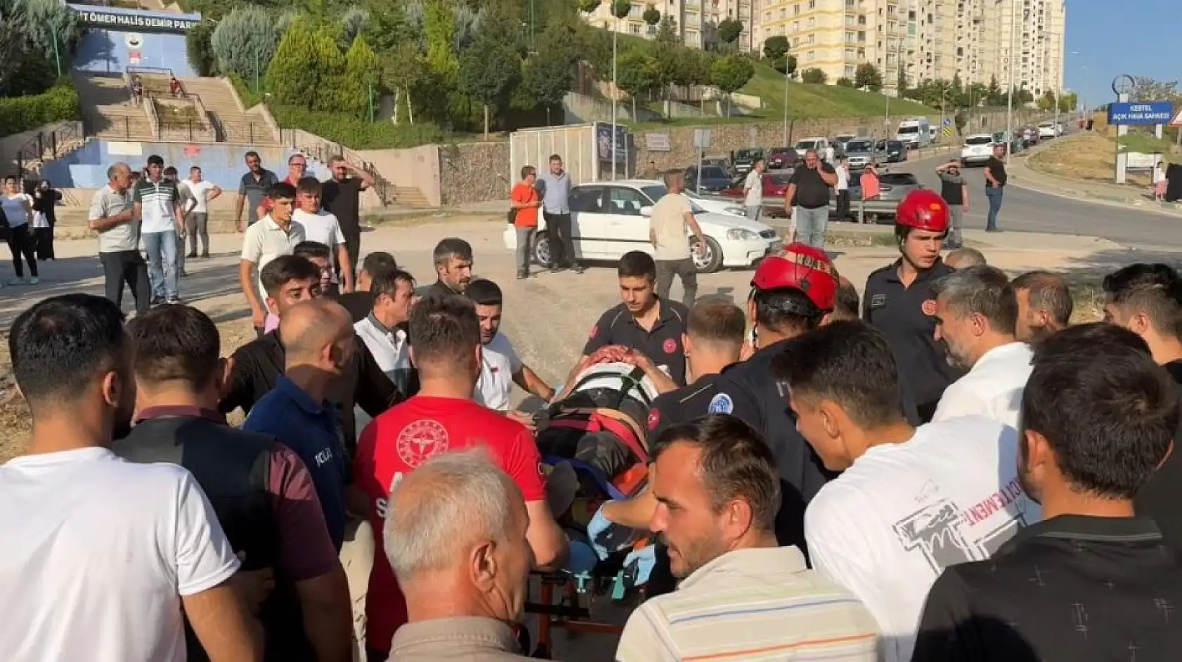 Minibüs dereye uçtu: Sürücü nefes kesen operasyonla kurtarıldı