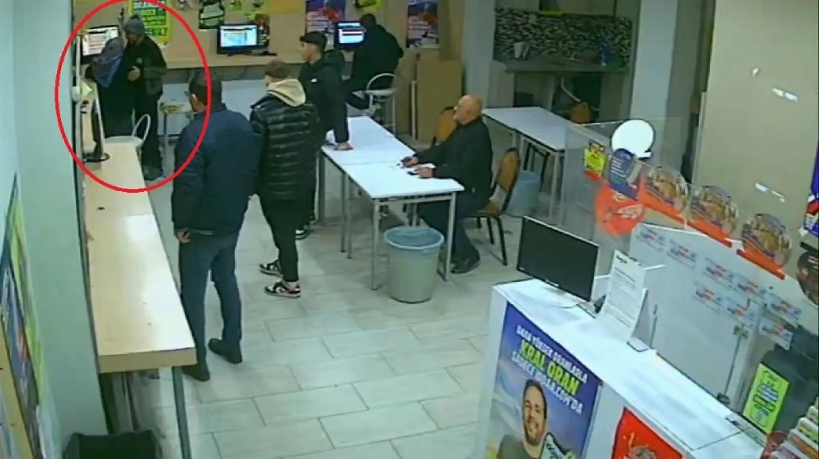 Eşinin oyun oynadığı mekanı basıp zarar verdi, zorla eve götürdü