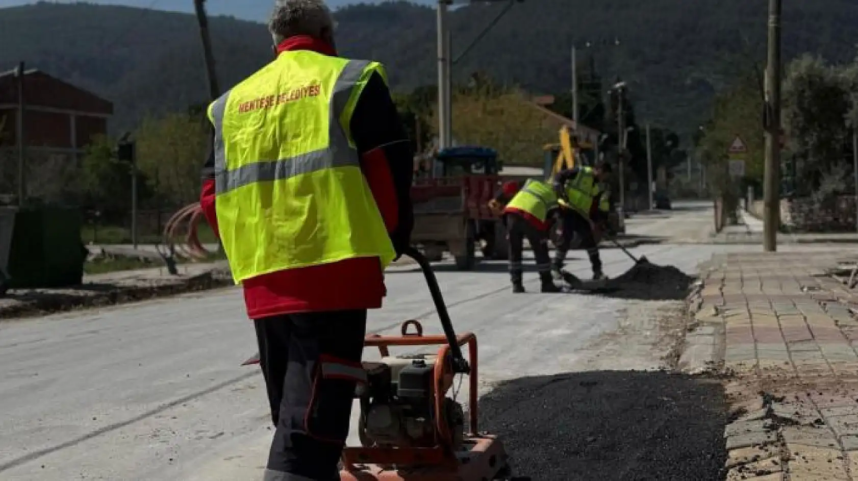 Bayır'da altyapı sonrası yol yenileme ve kaldırım tamirat çalışmaları sürüyor