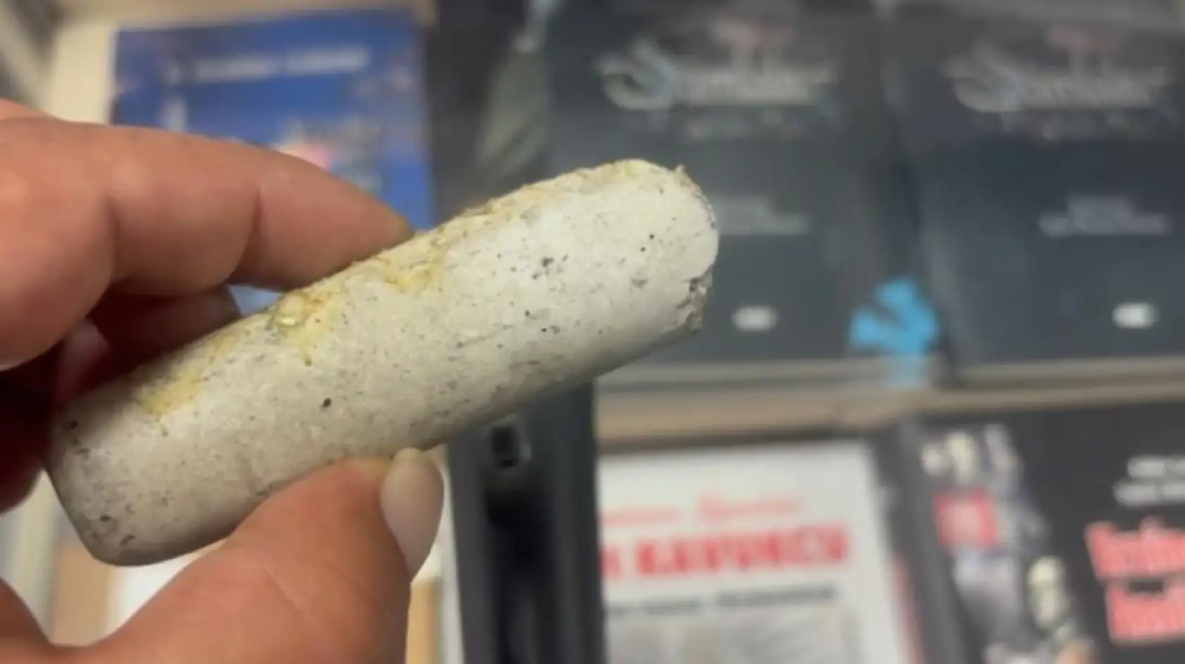 İnternetten aldığı mikrofonun içinden beton çıktı