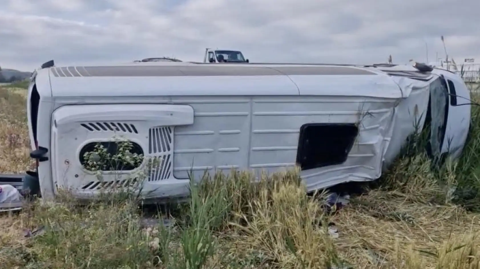 Düğün dönüşü minibüs şarampole devrildi: 17 yaralı