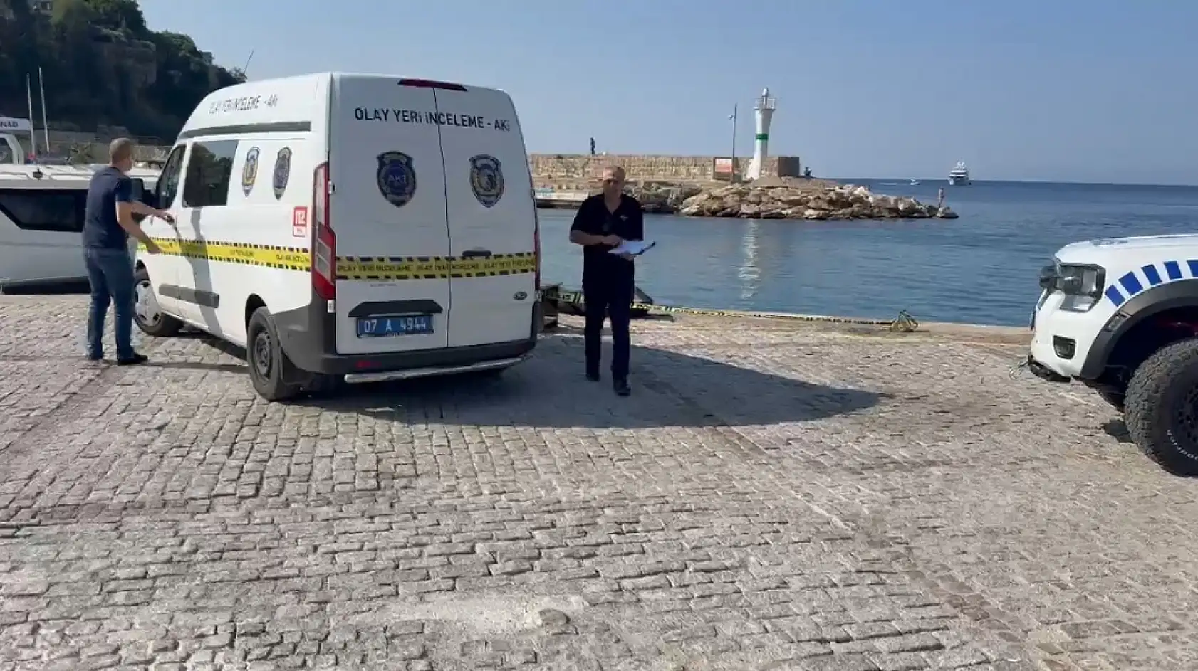 Manzara izleyen vatandaşlar fark etti, denizde erkek cesedi bulundu