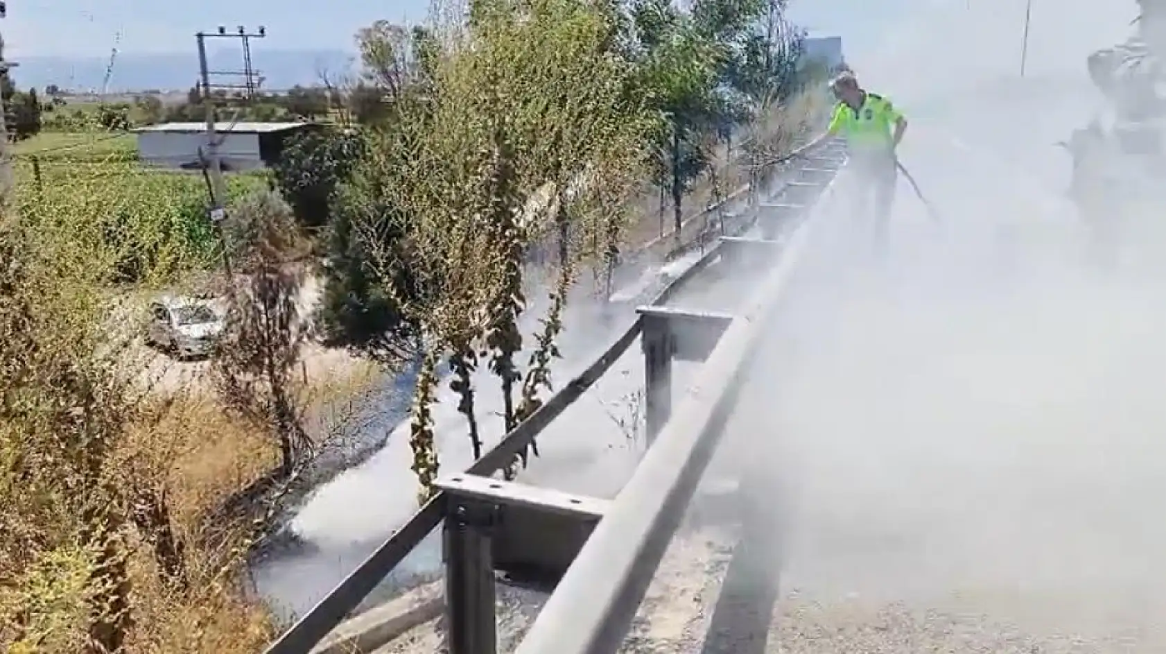 Aydın-Denizli Otobanı'nda alevlere karşı polis ekiplerinden beton mikserli müdahale