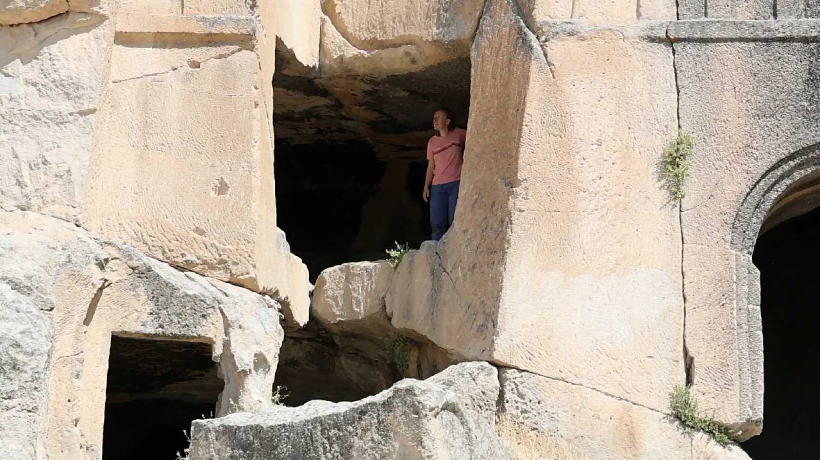 Roma ve Bizans'ın izlerini taşıyan Manastır Vadisi ziyaretçilerin ilgi odağı