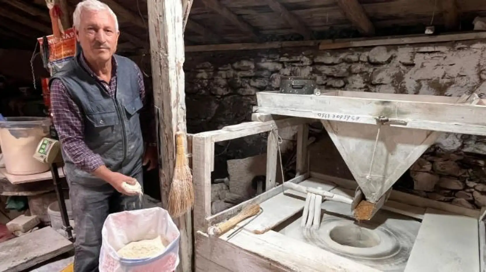 Muğla'da 300 yıllık su değirmeni hala çarklarını döndürüyor