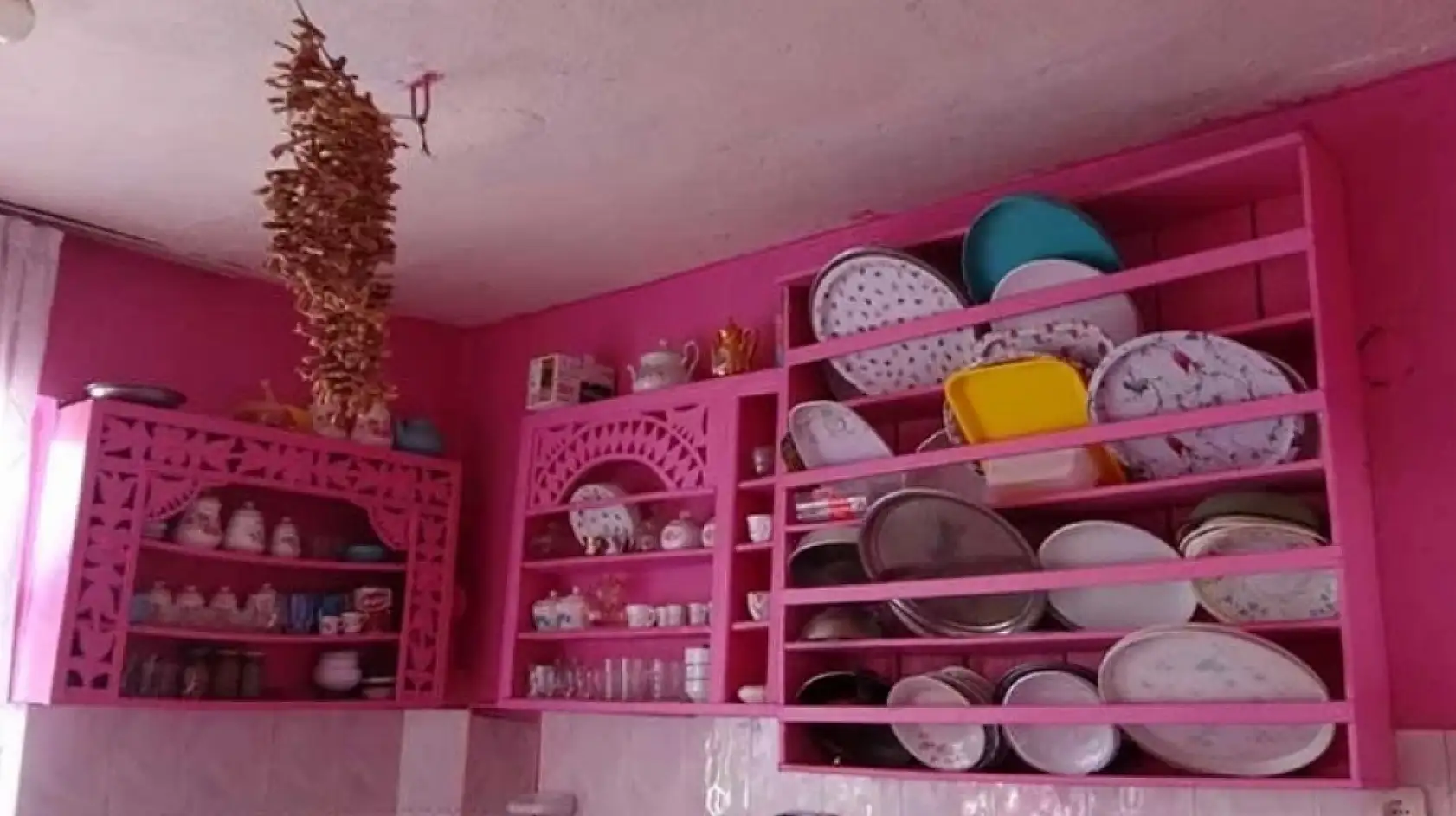 75 yaşına kadar bütün hayatını pembeye boyadı, akülü arabasına gücü yetmedi