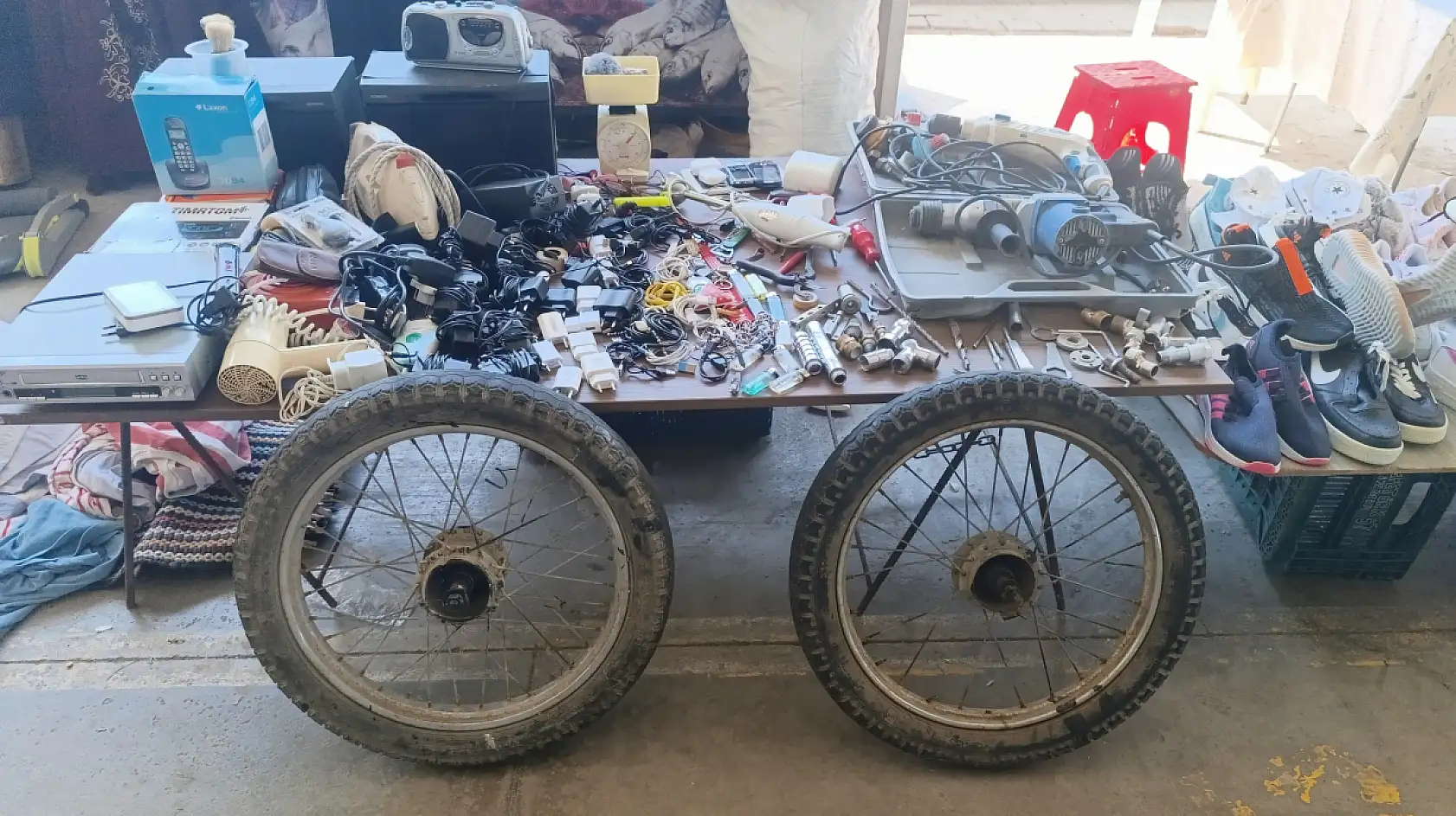 Fethiye'de arabasında yatıyor, ikinci elden 15 bin lira kazanıyor