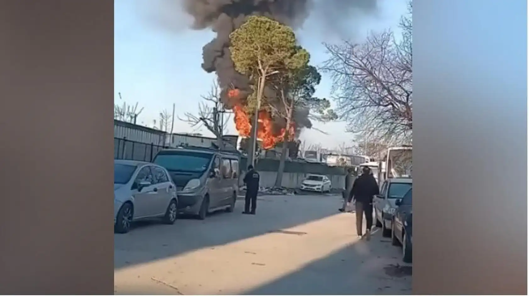 Park halindeki otobüs alev alev yandı