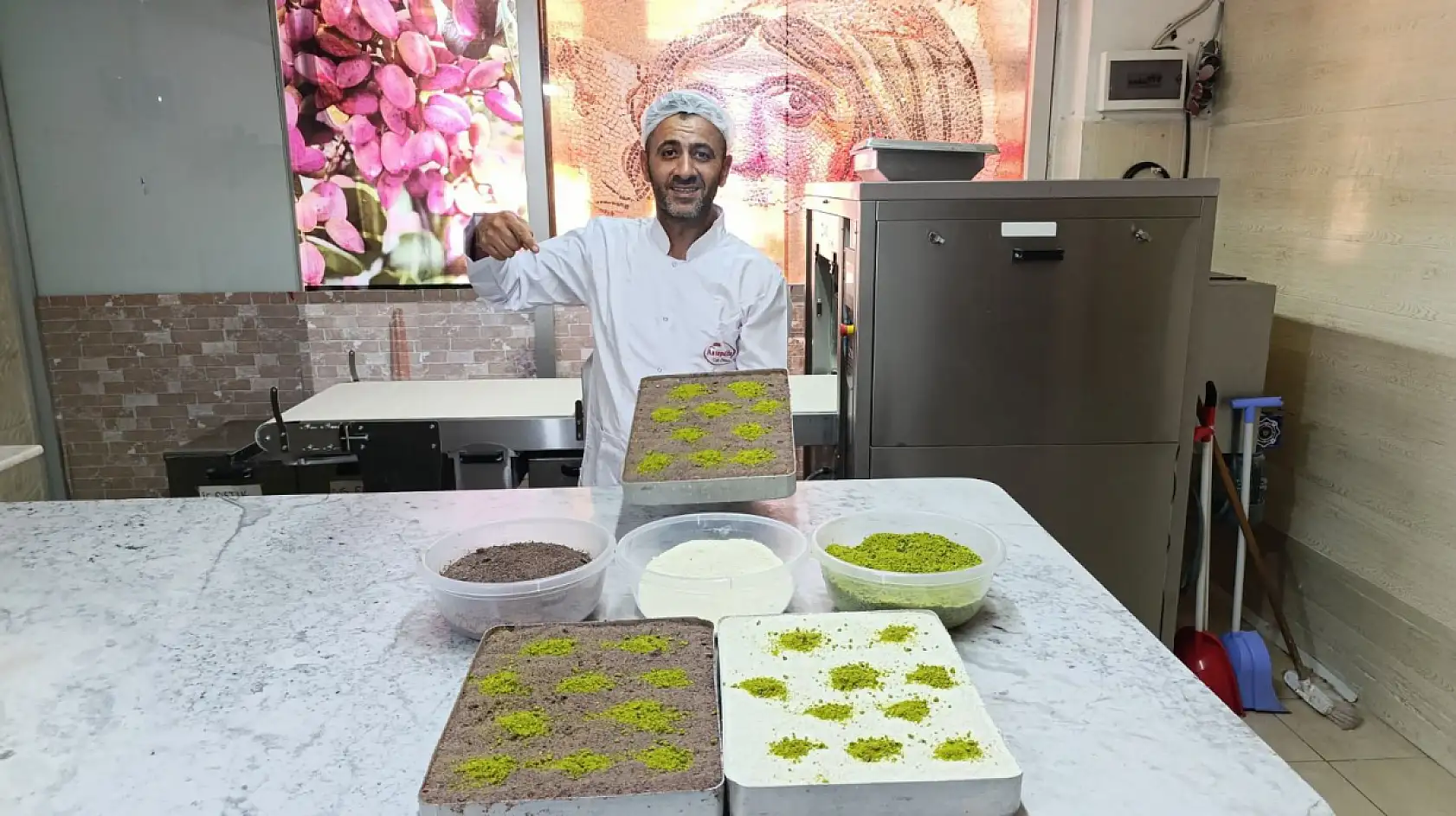 Fethiye'ye Soğuk Baklavayı İlk Getirenlerden Anteplioğlu Tatlı Dünyası, Lezzetiyle Yine Fark Yaratıyor