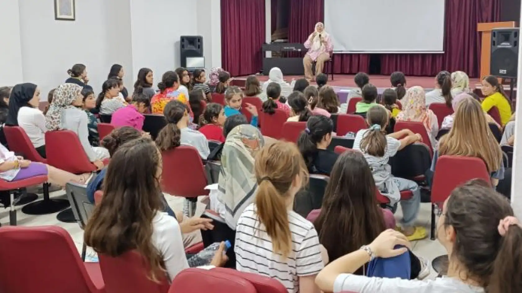 Fethiye'de Yaz Kur'an Kursunda Öğrencilere 'İletişim ve Sınır Koyma' Semineri