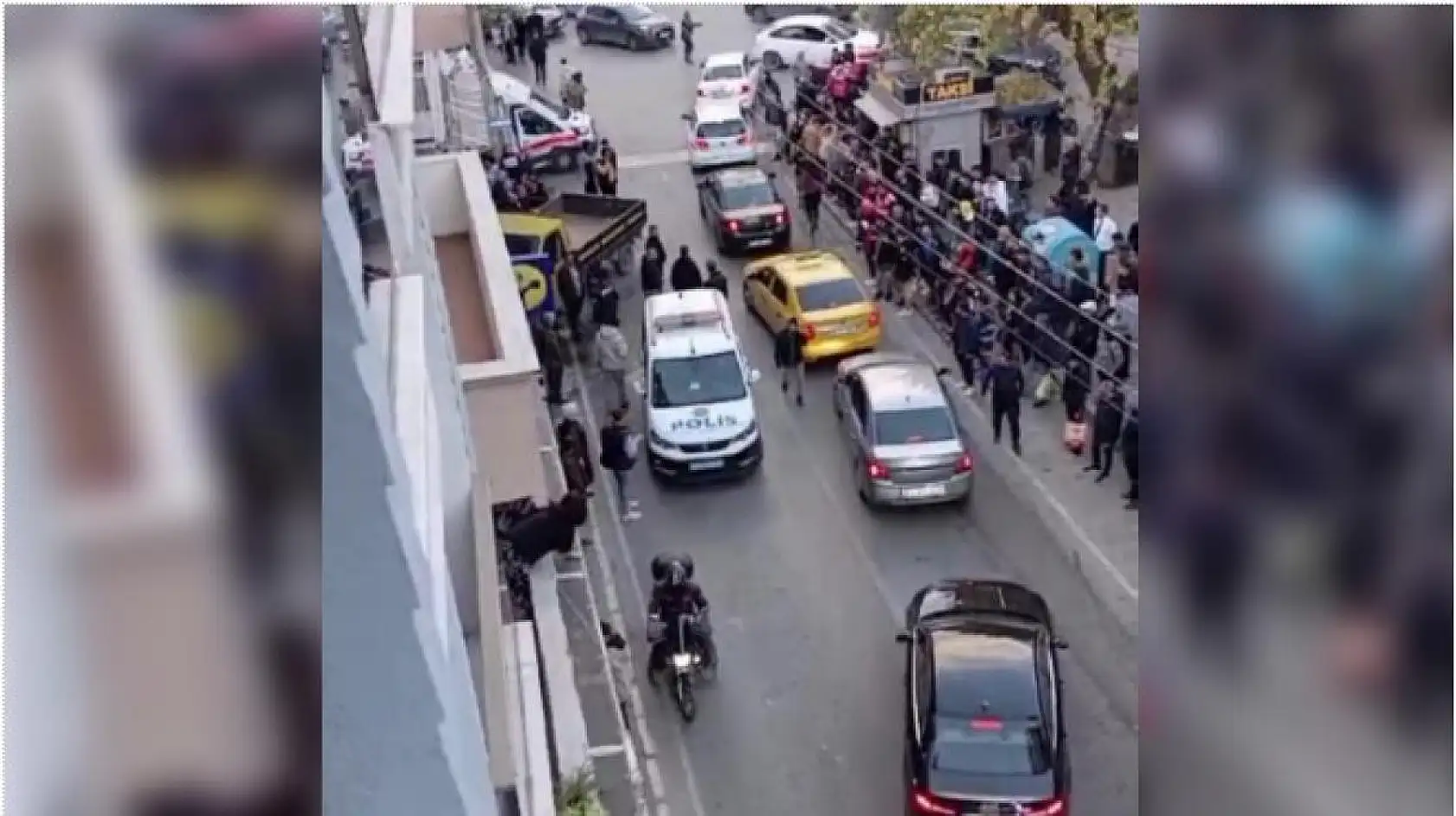 Kamyonet yayalara çarpıp iş yerine daldı: 5 yaralı